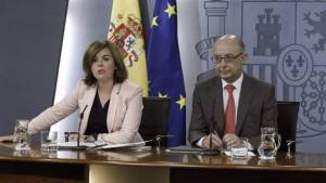 La vicepresidenta del Gobierno, Soraya Sáenz de Santamaría, y el ministro de Hacienda, Cristóbal Montoro, durante la rueda de prensa tras la reunión del Consejo de Ministros. (EFE)